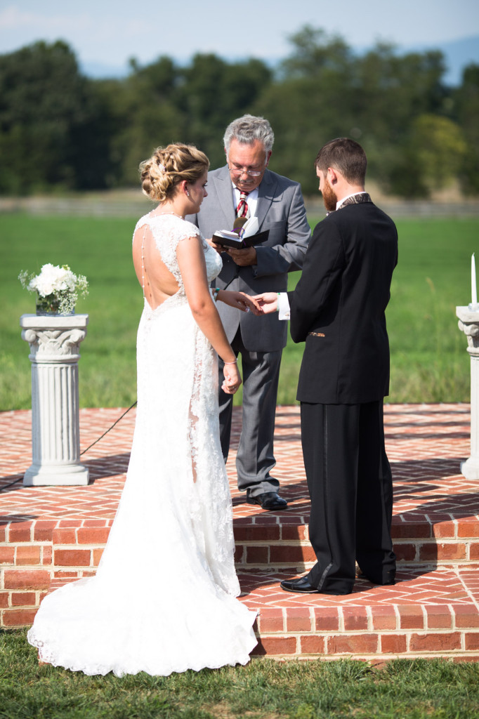 harrisonburg wedding photographer robbie and peggy married the columns at six penny farm-12