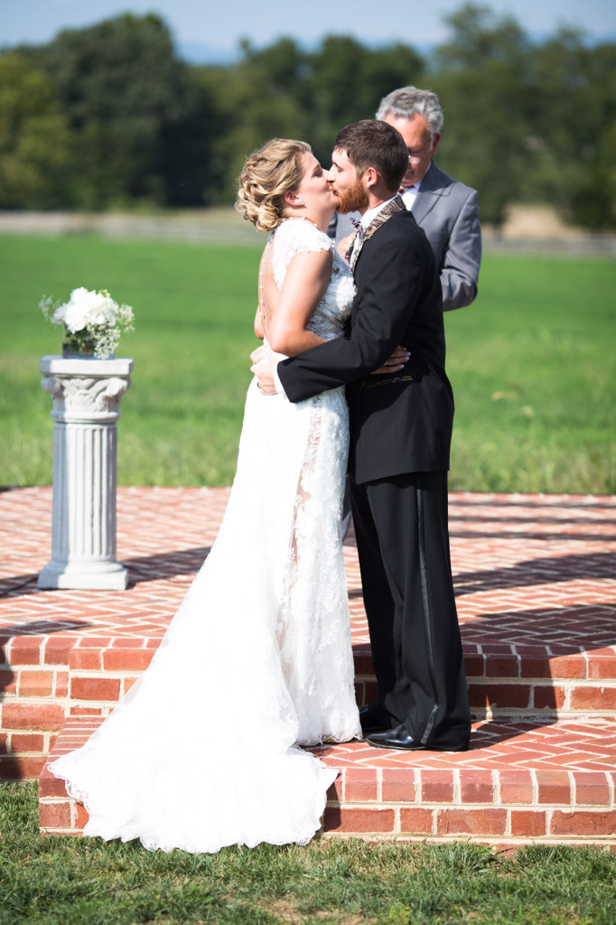 harrisonburg wedding photographer robbie and peggy married the columns at six penny farm-13