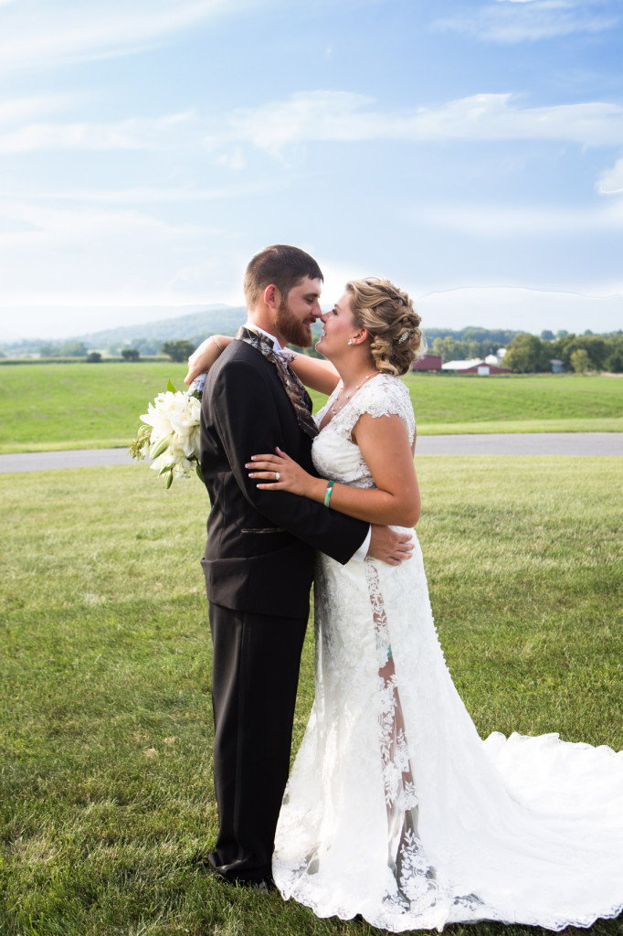 harrisonburg wedding photographer robbie and peggy married the columns at six penny farm-19