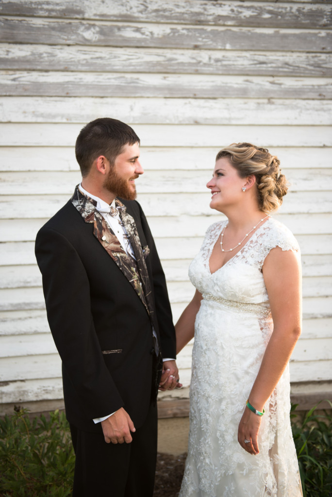 harrisonburg wedding photographer robbie and peggy married the columns at six penny farm-28