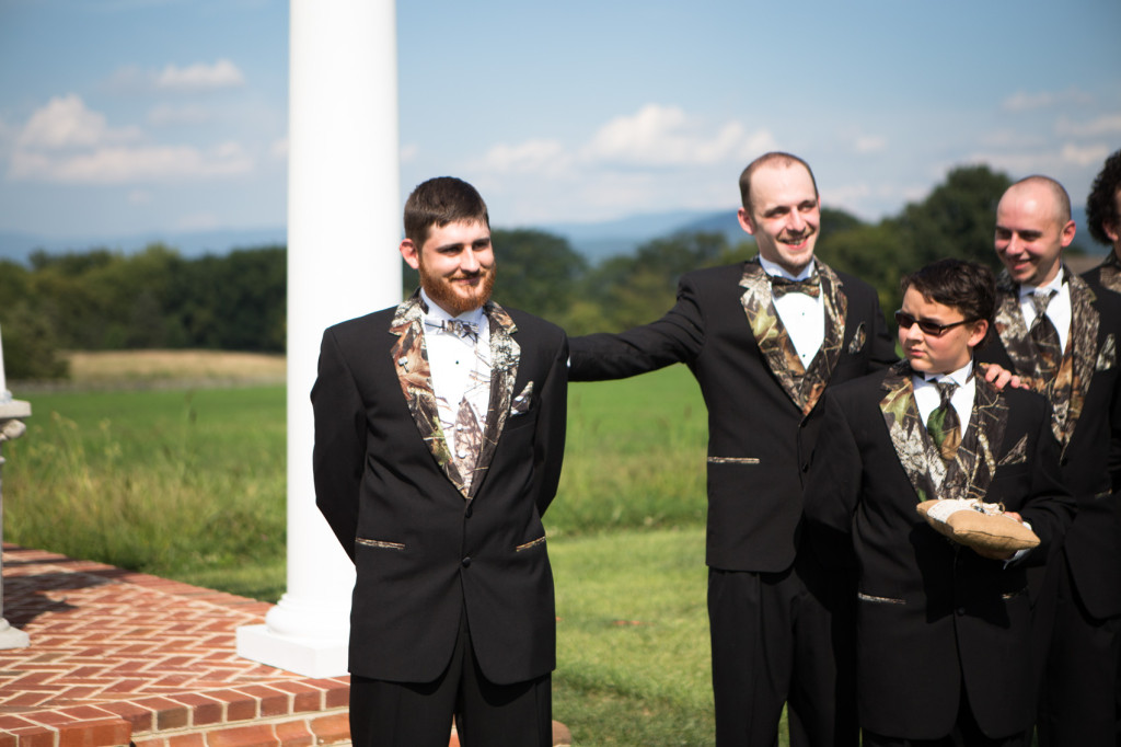 harrisonburg wedding photographer robbie and peggy married the columns at six penny farm-9